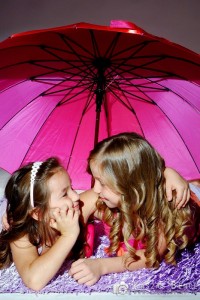 Lányok esernyővel